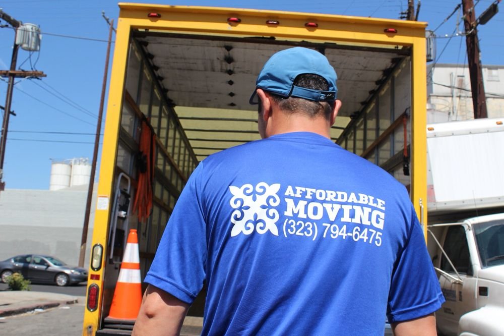 Our full-service long-distance movers in Los Angeles carefully begin the packing process, handling every step from pickup to delivery with professional care.