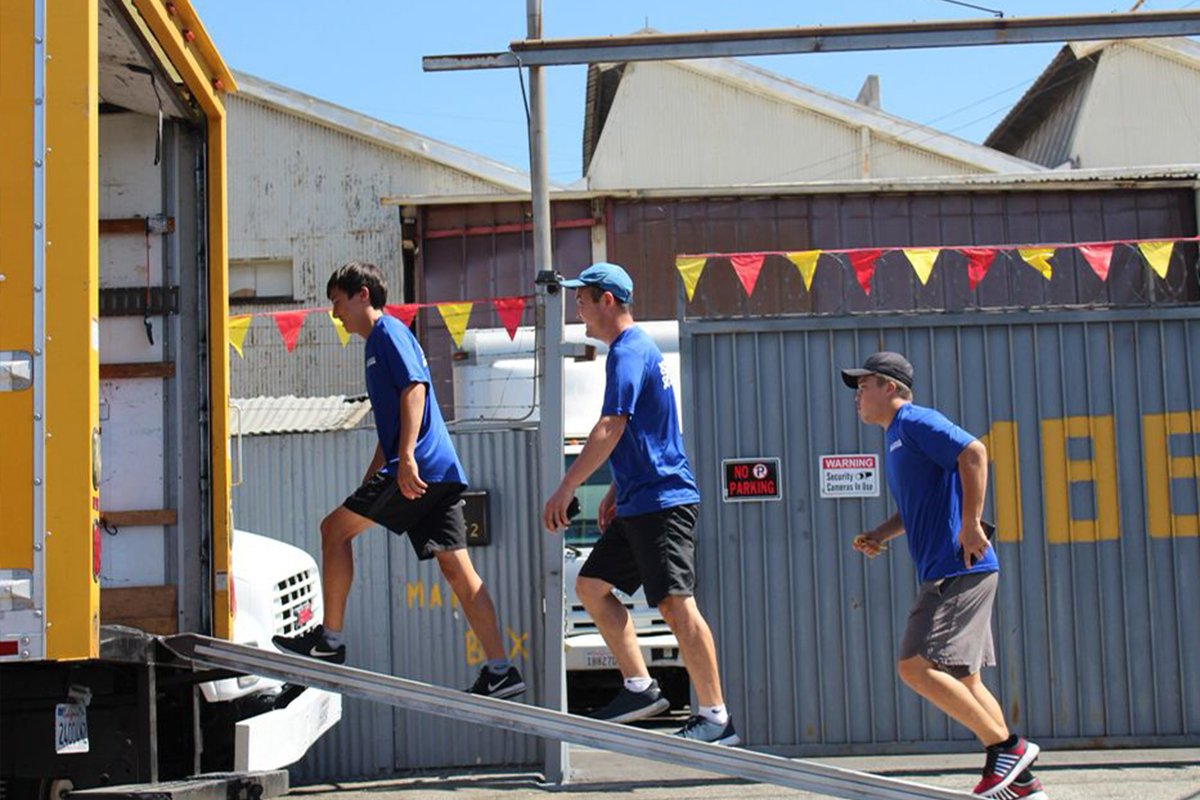 Our motivated LA moving crew hits the ground running, starting your full-service relocation with energy, teamwork, and expert coordination.